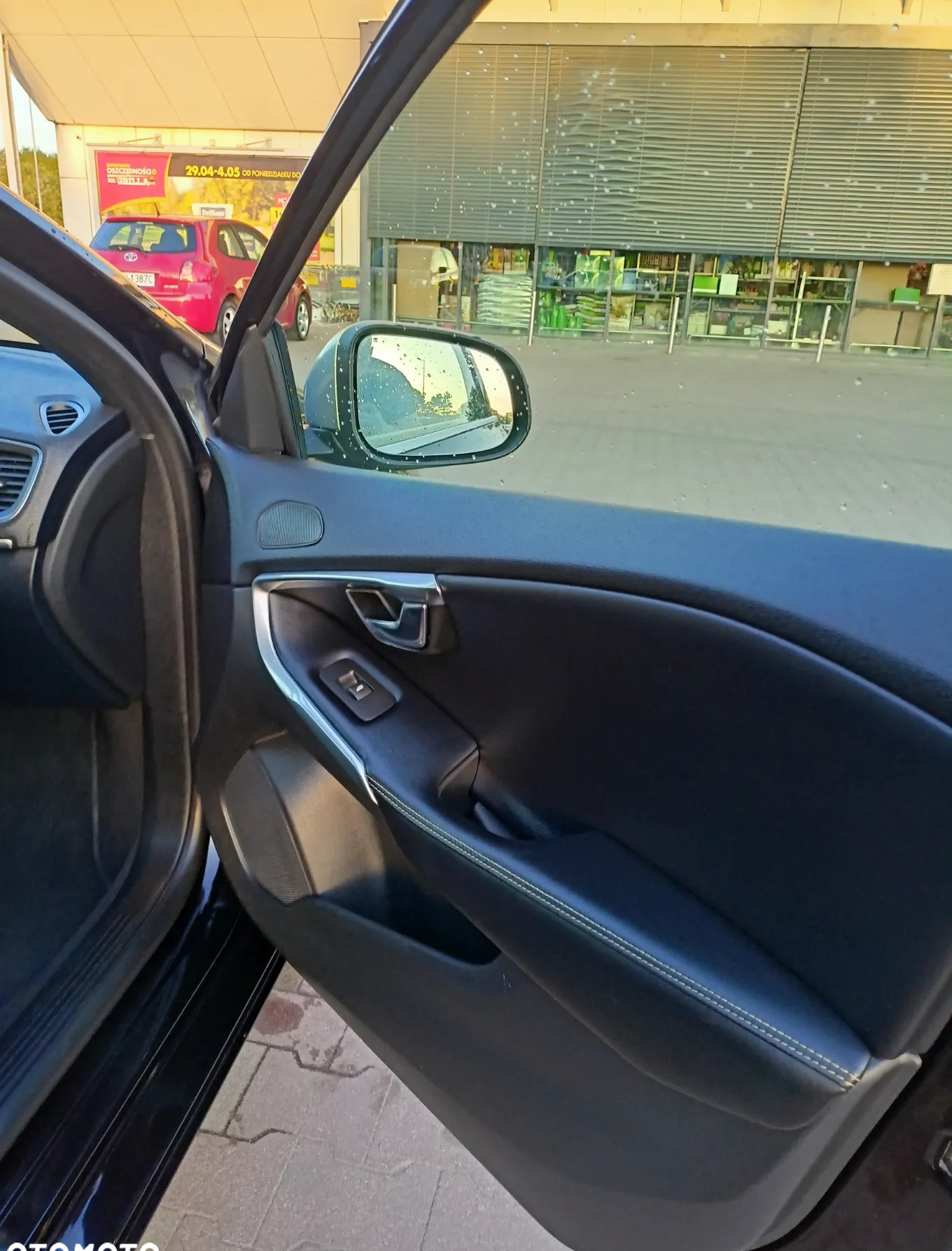 Volvo V40 cena 49900 przebieg: 158500, rok produkcji 2015 z Warszawa małe 254